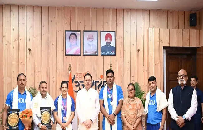 कॉमनवेल्थ पदक विजेताओं और प्रशिक्षकों को मुख्यमंत्री धामी ने किया सम्मानित