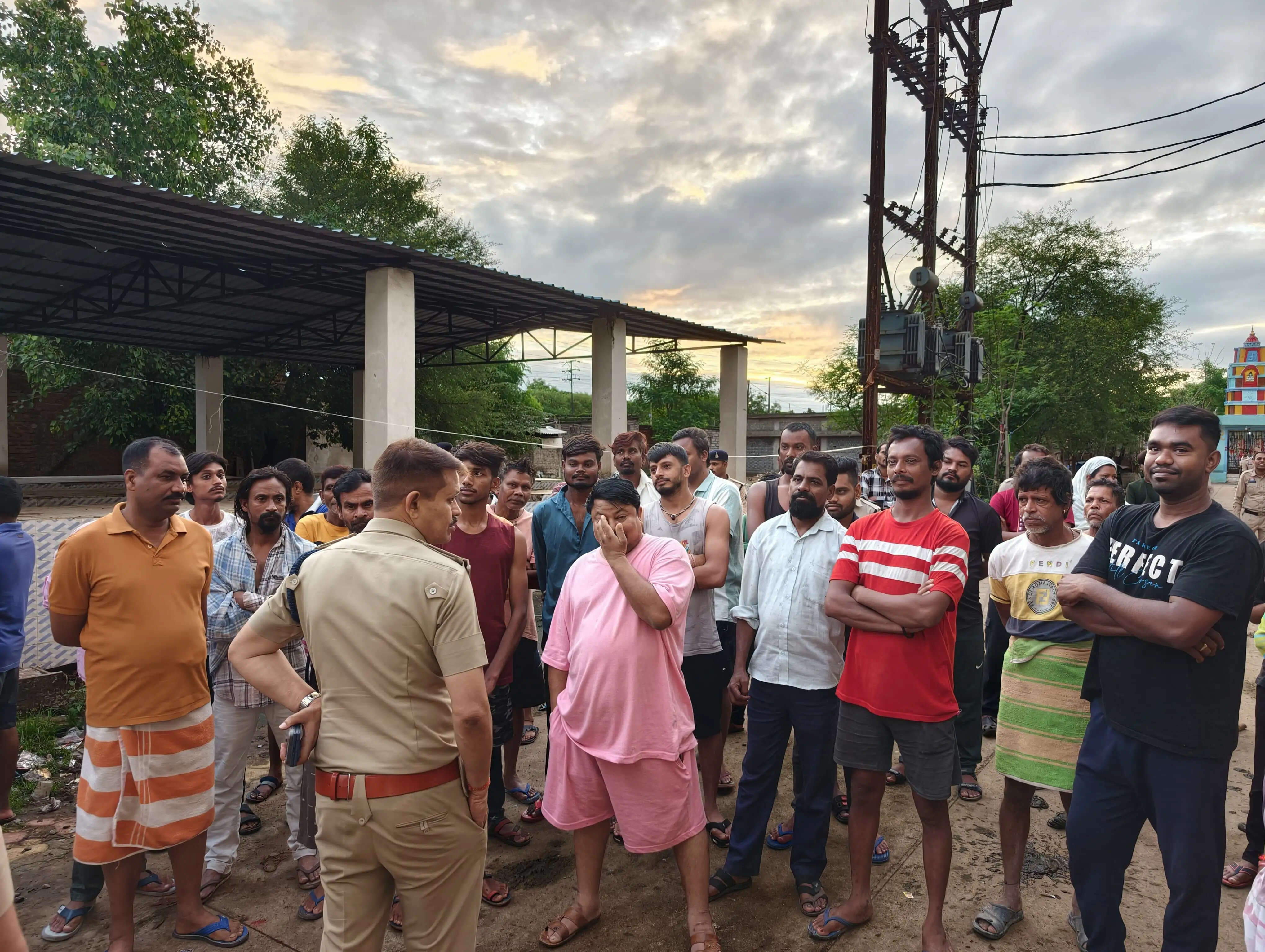 रायपुर: बीएसयूपी कॉलोनियों में तड़के पुलिस का सघन सत्यापन अभियान, 350 मकानों की जांच, आठ संदिग्ध हिरासत में