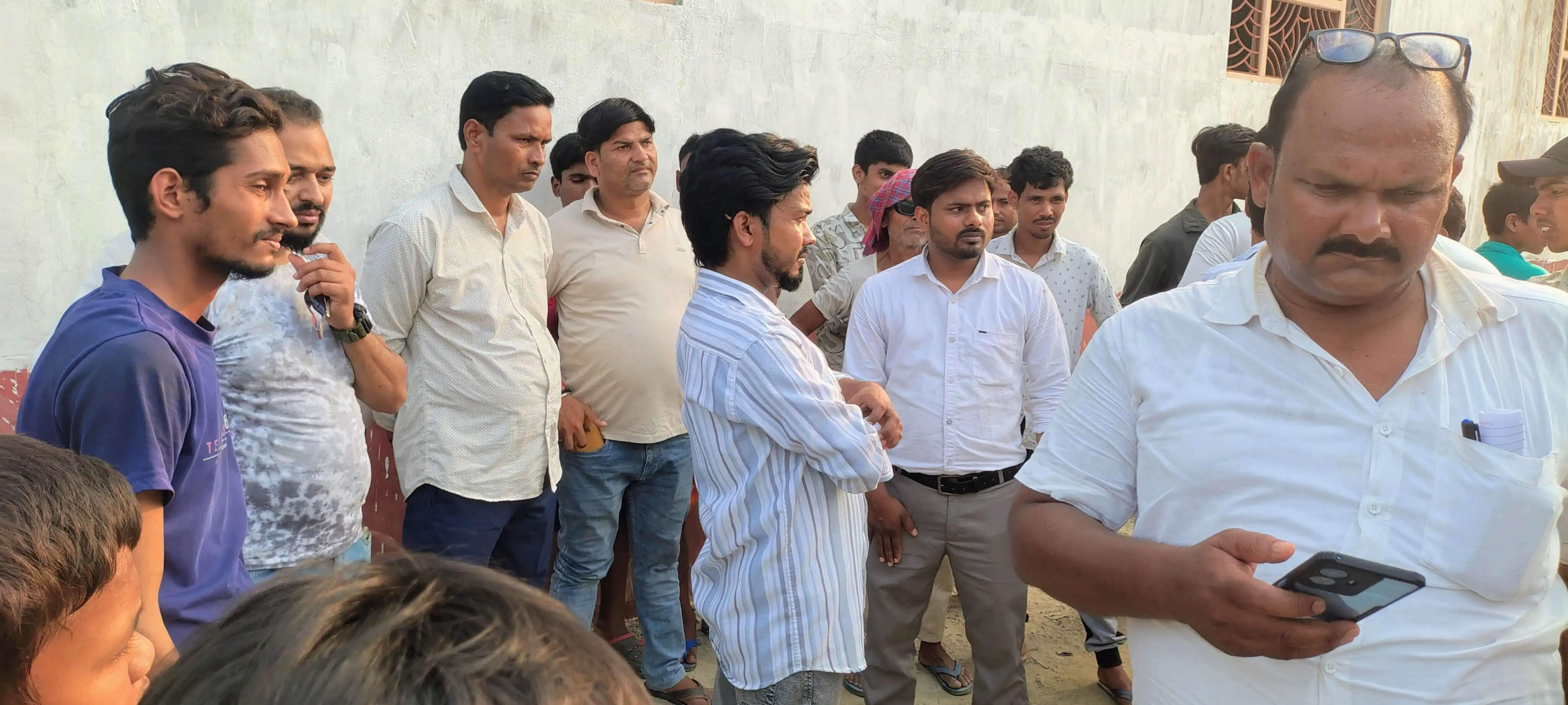 कोचिंग क्लास में पढ़ रहे बच्चों के बीच फेंका गया बम, धमाके से मची अफरा-तफरी