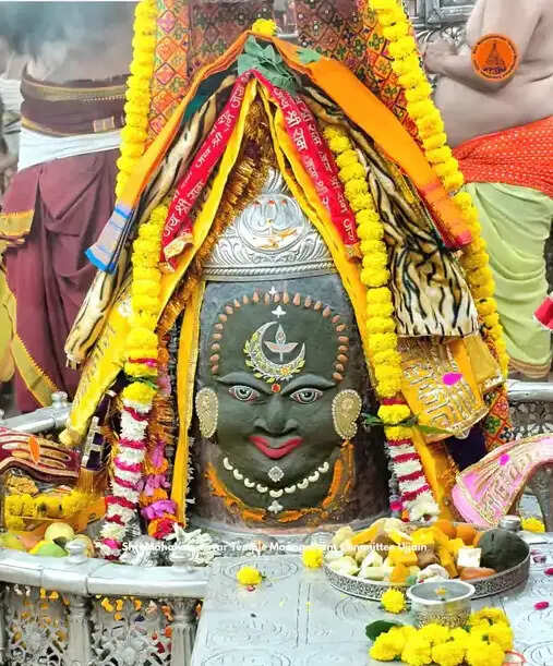 उज्जैन:&nbsp;रजत मुकुट और गुलाब के फूलों से सजे बाबा महाकाल, भस्म आरती में उमड़े श्रद्धालु