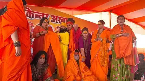 किन्नर अखाड़ा में दो महंत, दो श्रीमहंत, चार कंठी चेला बने