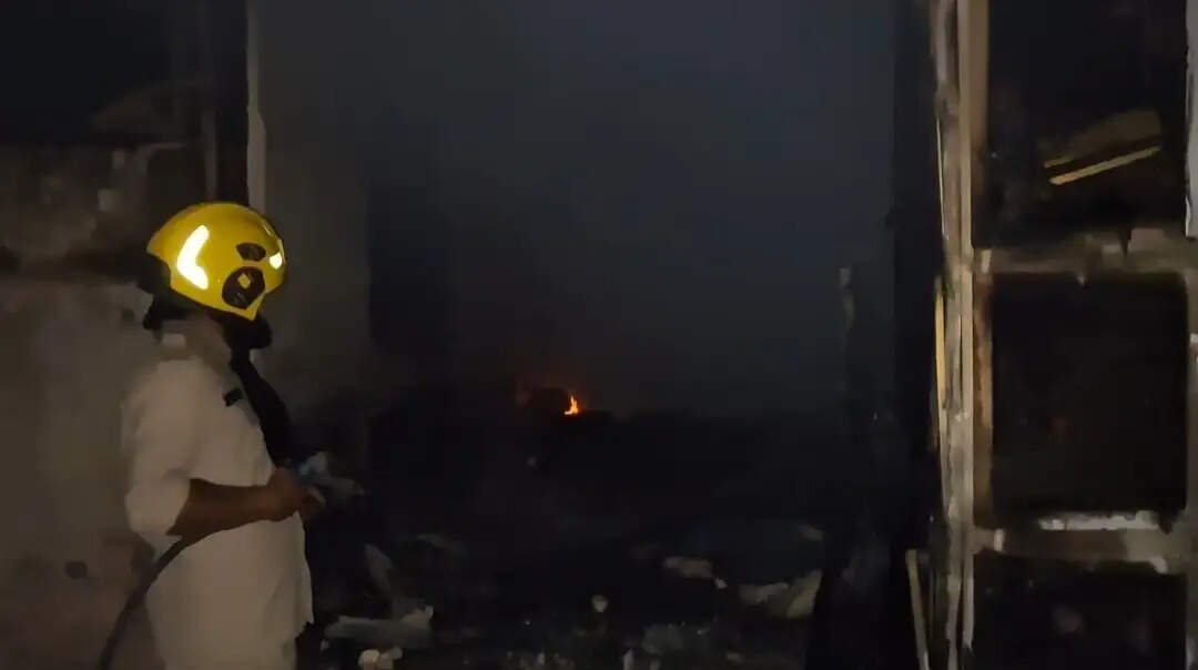 मोहन नगर में शॉर्ट सर्किट से लगी आग महिला समेत तीन झुलसे