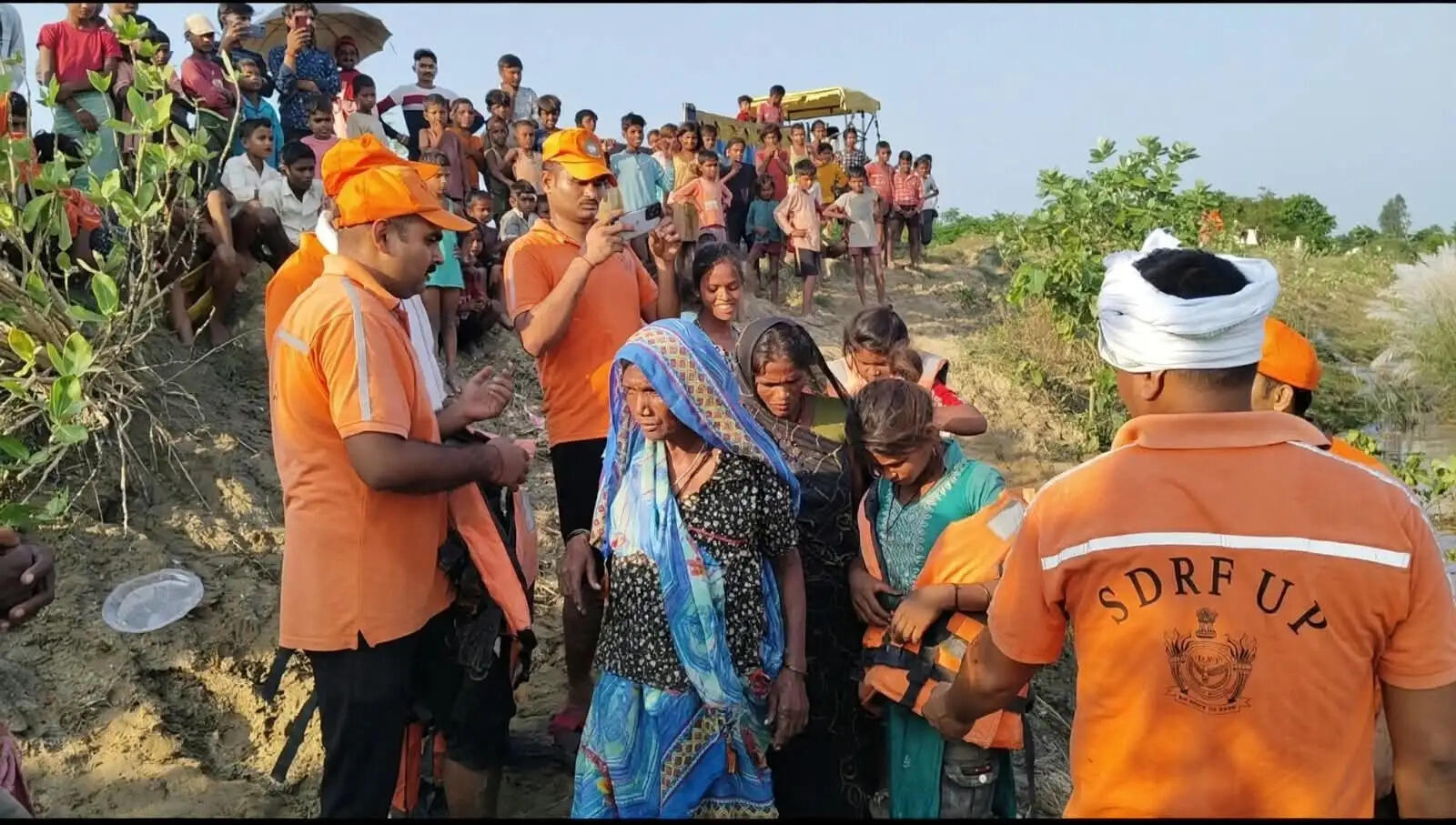 श्रावस्ती: एसडीआरएफ ने जलभराव में फंसे 14 नागरिकों का किया सुरक्षित रेस्क्यू