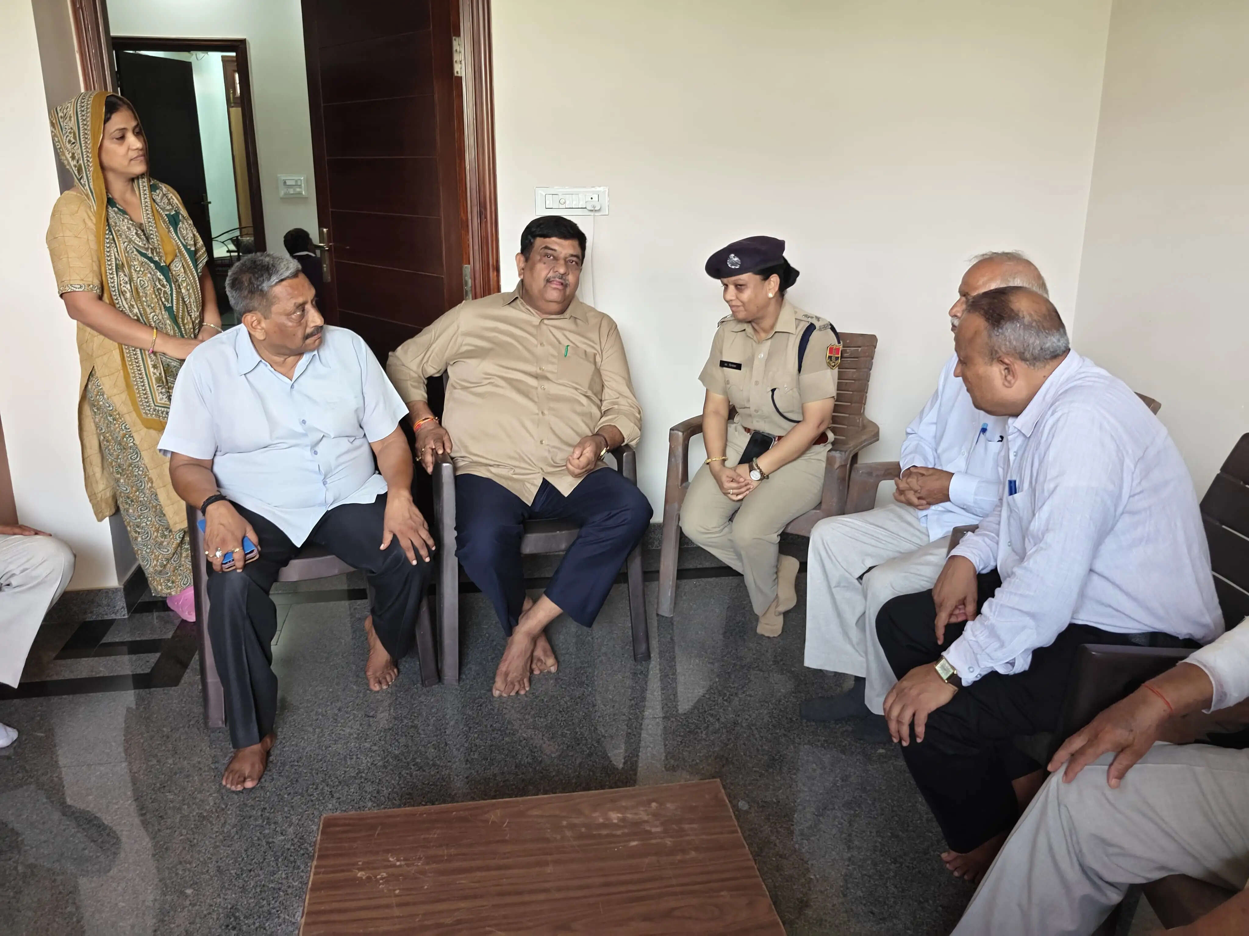 अलवर: वन राज्यमंत्री संजय शर्मा ने आपराधिक घटनाओं के पीड़ितों से की मुलाकात