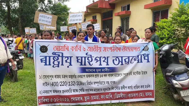 सोनापुर के डिमोरिया लालमाटी में सड़क जाम कर ग्रामीणों का प्रदर्शन