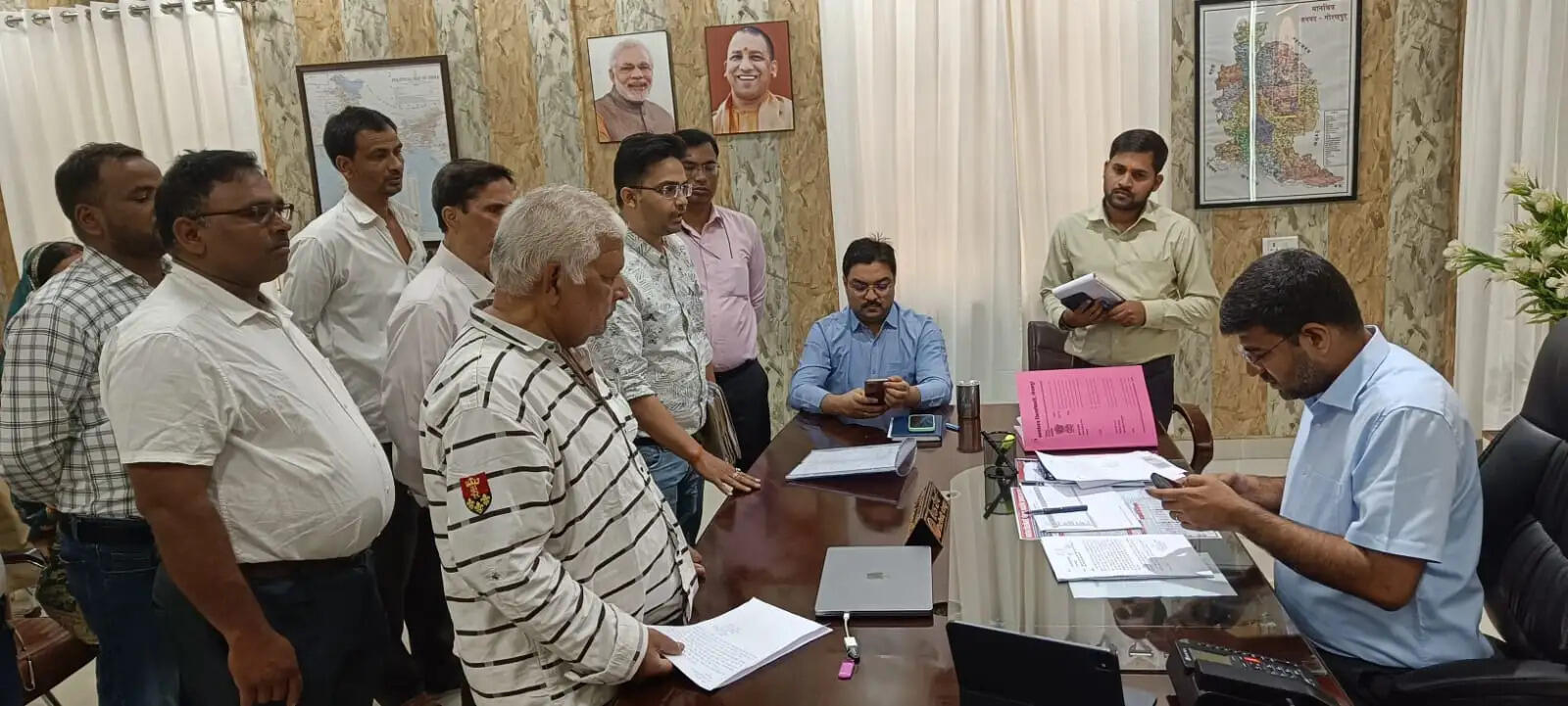 जनहित से जुड़े मामलों में संवेदनशीलता के साथ करें कार्य : जिलाधिकारी