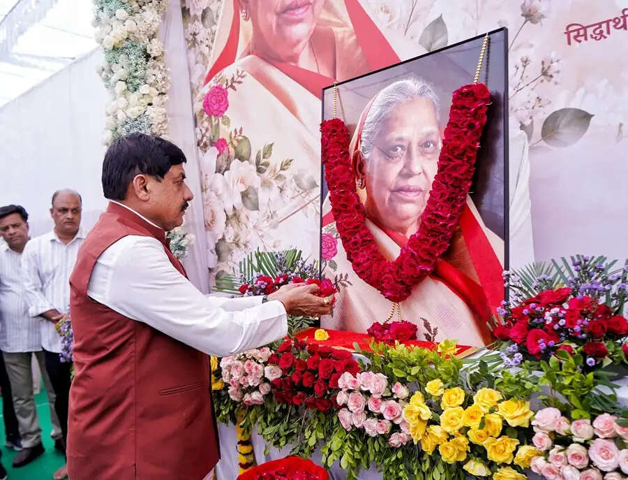 मुख्यमंत्री डॉ. यादव ने स्व. तेजकुंवरबाई काश्यप को पुष्पांजलि अर्पित कर शोक संवेदनाएं व्यक्त कीं