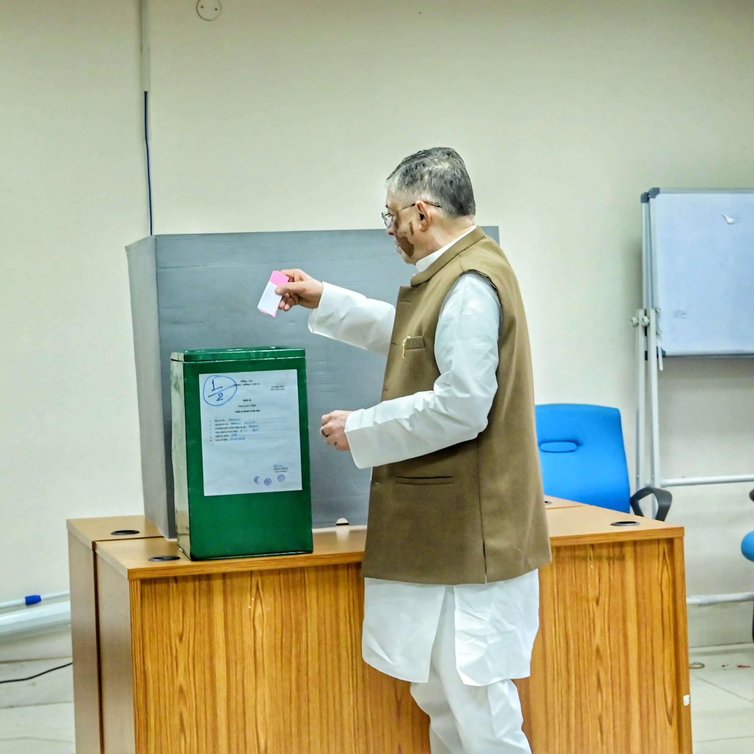 झारखंड के राज्यपाल संतोष कुमार गंगवार ने डाला वोट, नागरिकों से मतदान की अपील