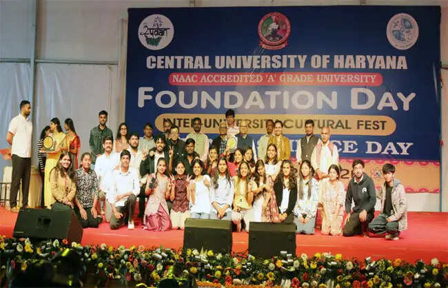 नारनौलः केंद्रीय विश्वविद्यालय के स्पंदन उत्सव में चौधरी देवीलाल विश्वविद्यालय को मिली ओवर ऑल ट्राफी