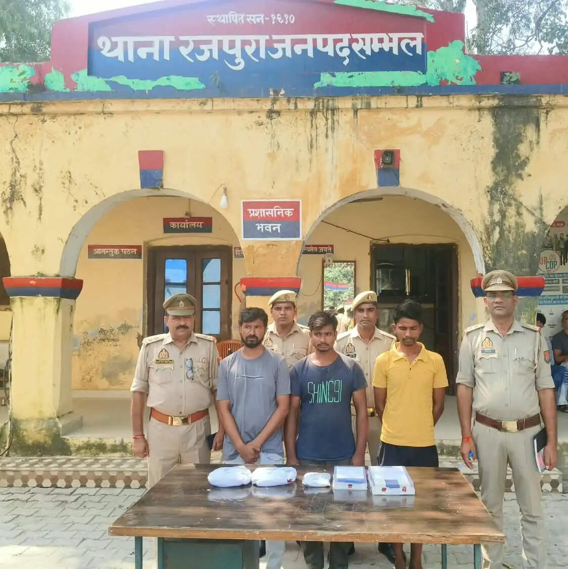 संभल में तीन तस्कर गिरफ्तार