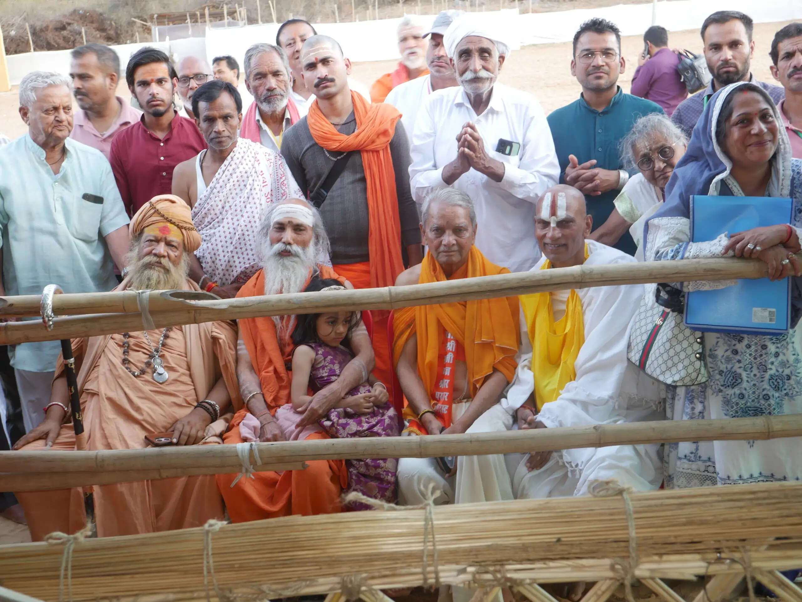 अरणी मंथन से शत गायत्री पुरश्चरण महायज्ञ में प्रज्वलित हुई अग्नि