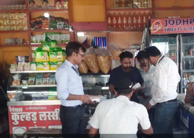 खाद्य सुरक्षा विभाग की टीम ने लिए फागी और रेनवाल मांजी में मिठाइयों व फ्रूट शेक के नमूने