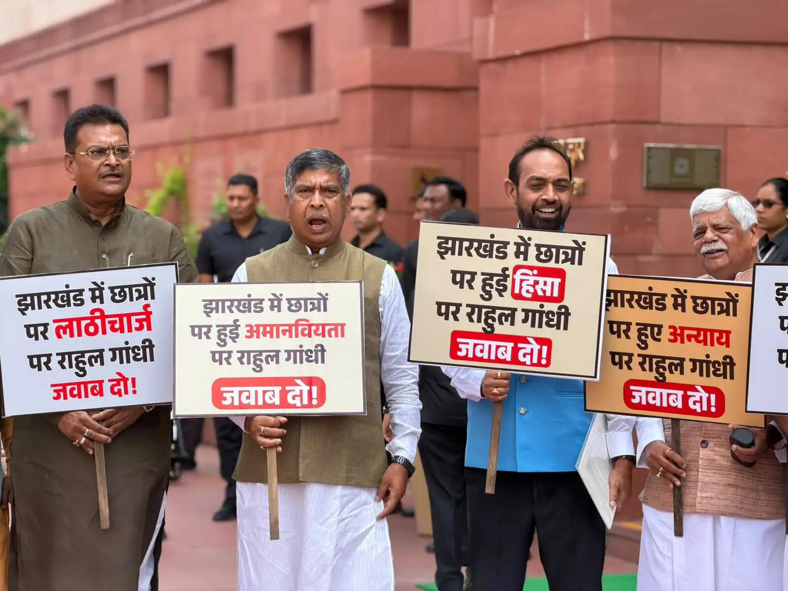 छात्र आंदोलन की गूंज दिल्ली तक पहुंची, भाजपा सांसदों ने संसद परिसर में किया प्रदर्शन