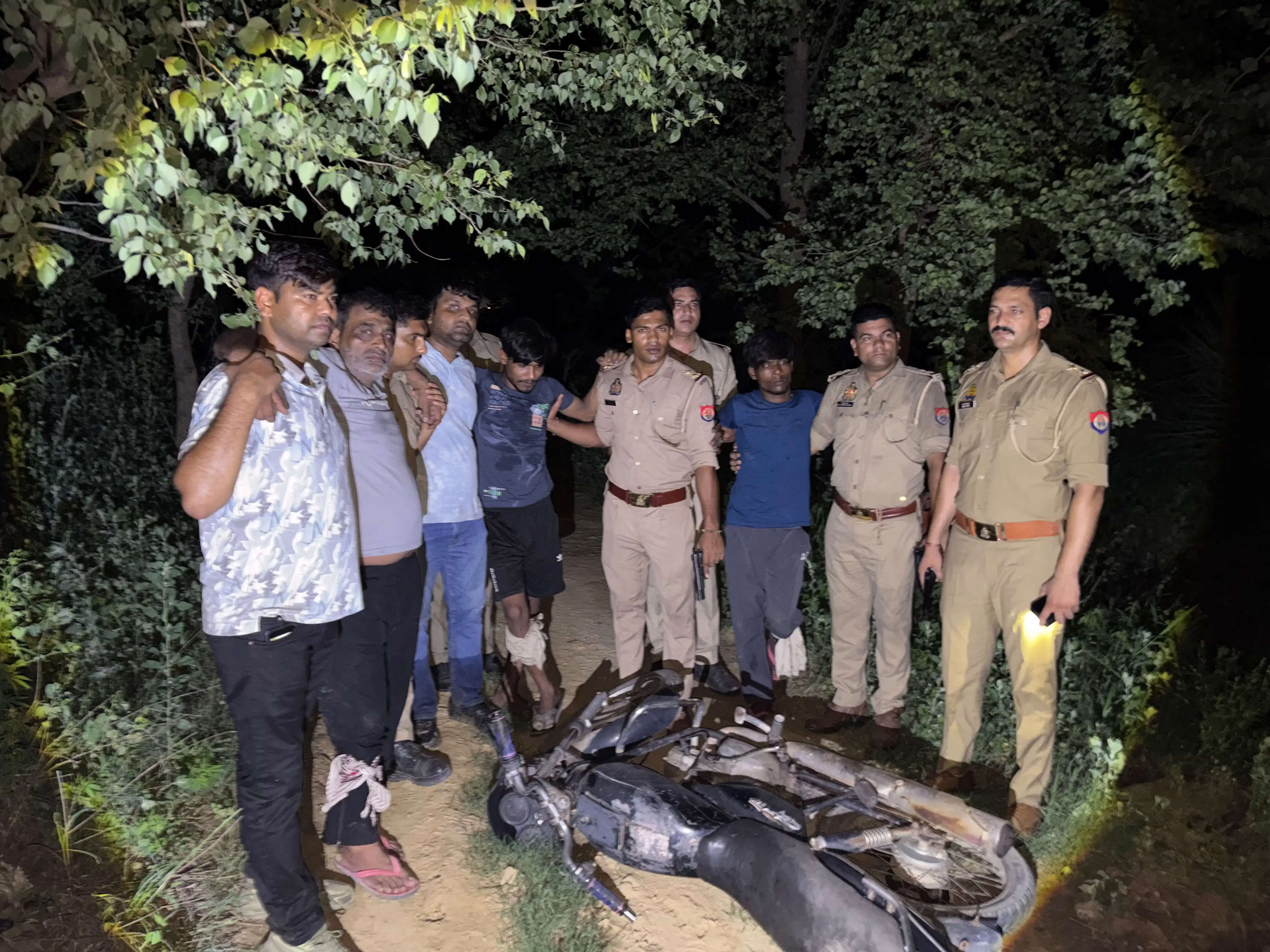बिजली तार चोरी कर भाग रहे तीन बदमाशों से पुलिस की मुठभेड़ में गिरफ्तार