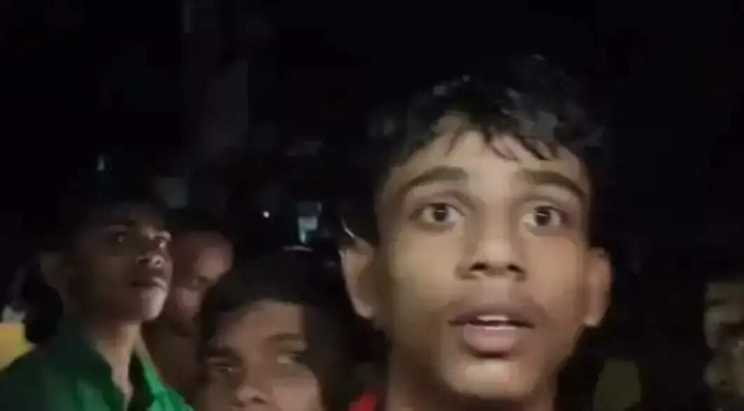 रायबरेली में छात्र सड़क पर उतरे,बिजली-किताबों को लेकर प्रदर्शन