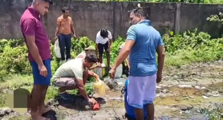 असम के हाजो में तेल पाइपलाइन फटी, कच्चा तेल जमा करने के लिए खेतों में उमड़ी भीड़