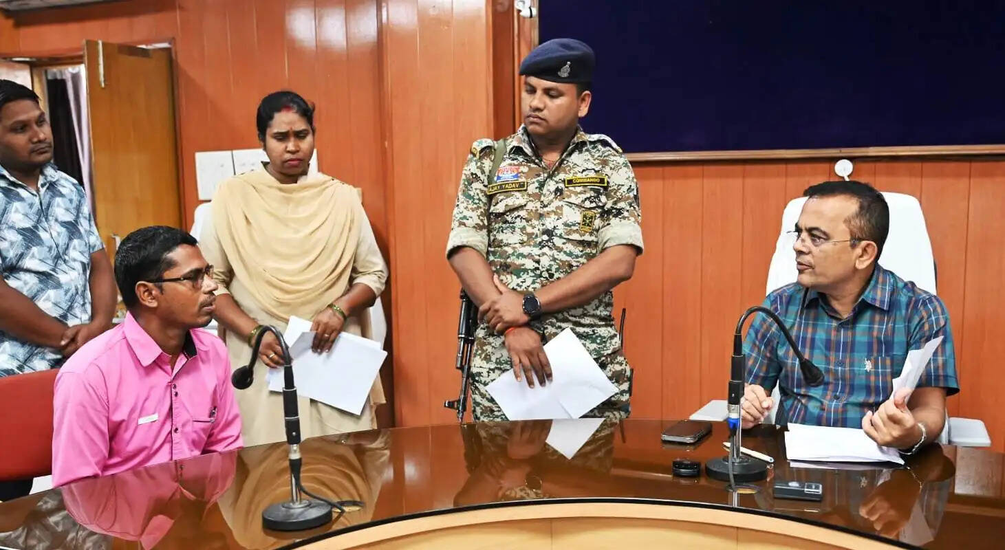 जांजगीर-चांपा में कलेक्टर जन्मेजय महोबे ने जनदर्शन में सुनीं जनता की समस्याएं
