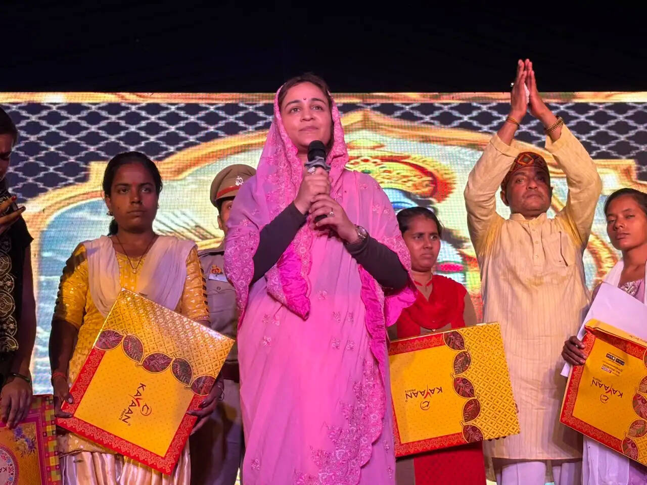 अमेठी : रामलीला में पहुंचीं अपर्णा यादव, नौ निराश्रित कन्याओं को दिए विवाह के चेक