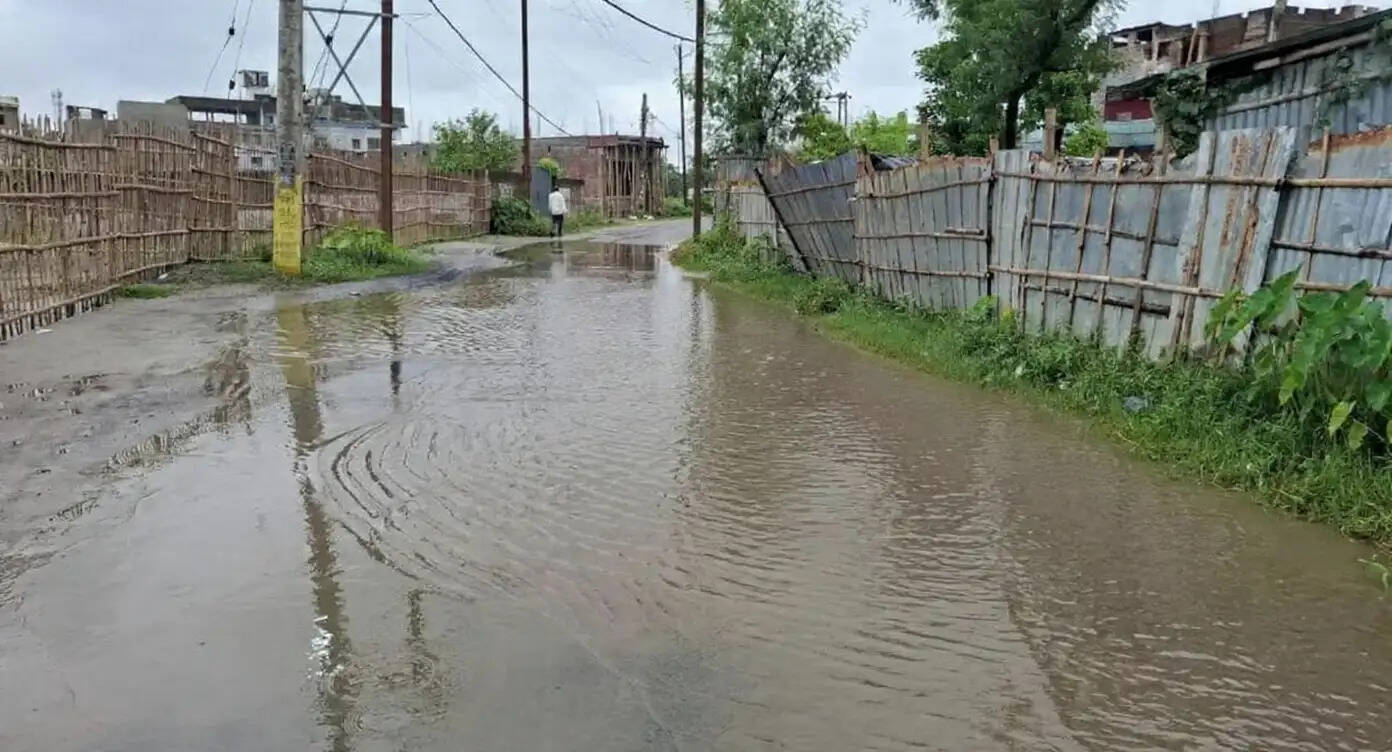 सुपौल में इंजीनियरिंग कॉलेज मार्ग पर जलजमाव से बढ़ी मुश्किलें, नाला निर्माण की उठी मांग