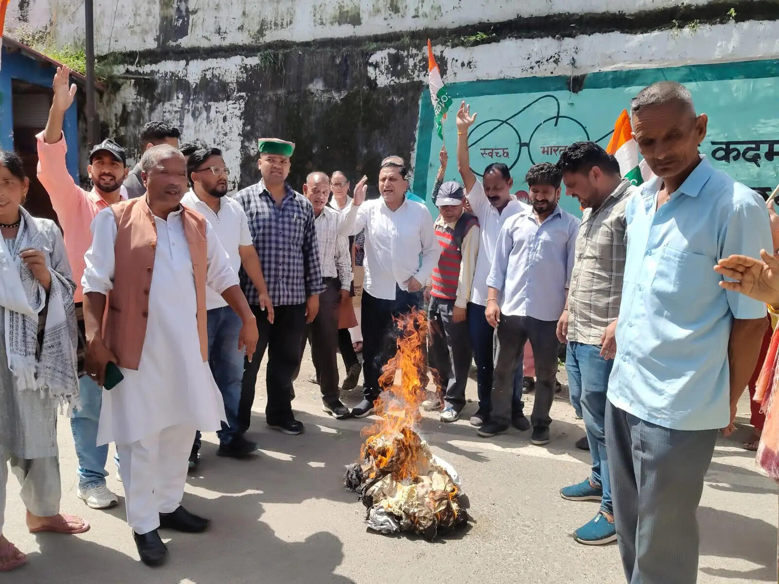 अंकिता हत्याकांड को लेकर कांग्रेस का हल्लाबोल, सरकार का पुतला फूंका
