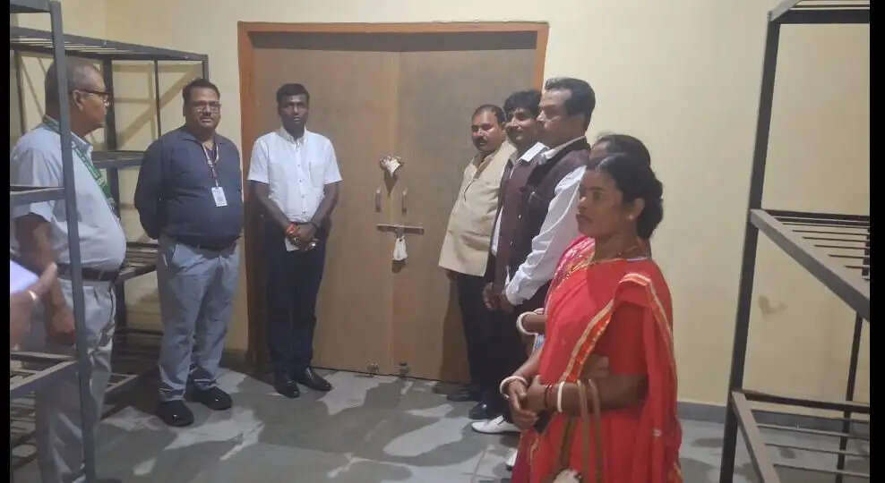 उपायुक्त ने किया ईवीएम वेयरहाउस का मासिक निरीक्षण
