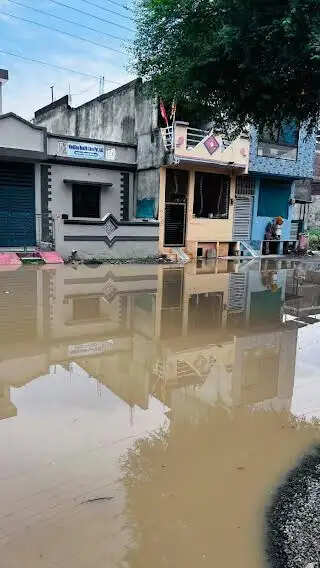 मंदसौरः मामूली बारिश में ही तालाब बन जाती श्रीजी नगर की सड़कें, जलभराव से रहवासी परेशान