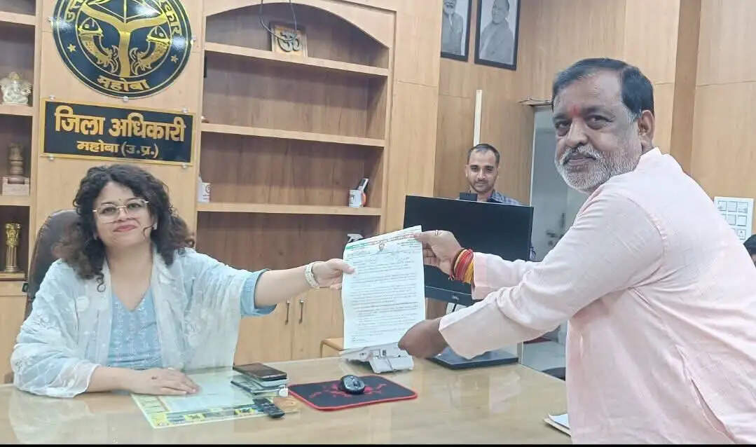महोबा : ऐतिहासिक मदन सागर तालाब के संरक्षण के लिए जिलाधिकारी साैंपा ज्ञापन