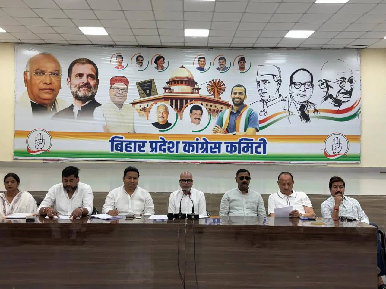 संगठन सृजन अभियान को गति देने के लिए जिला पर्यवेक्षकों एवं बीपीसीसी कनेक्ट सेंटर की हुई बैठक