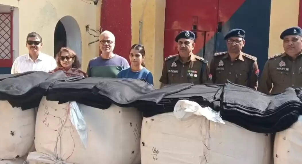 कानपुर परिवर्तन फोरम संस्था ने बंदियों के लिए जेल प्रशासन को मुहैया कराया 560 कंबल
