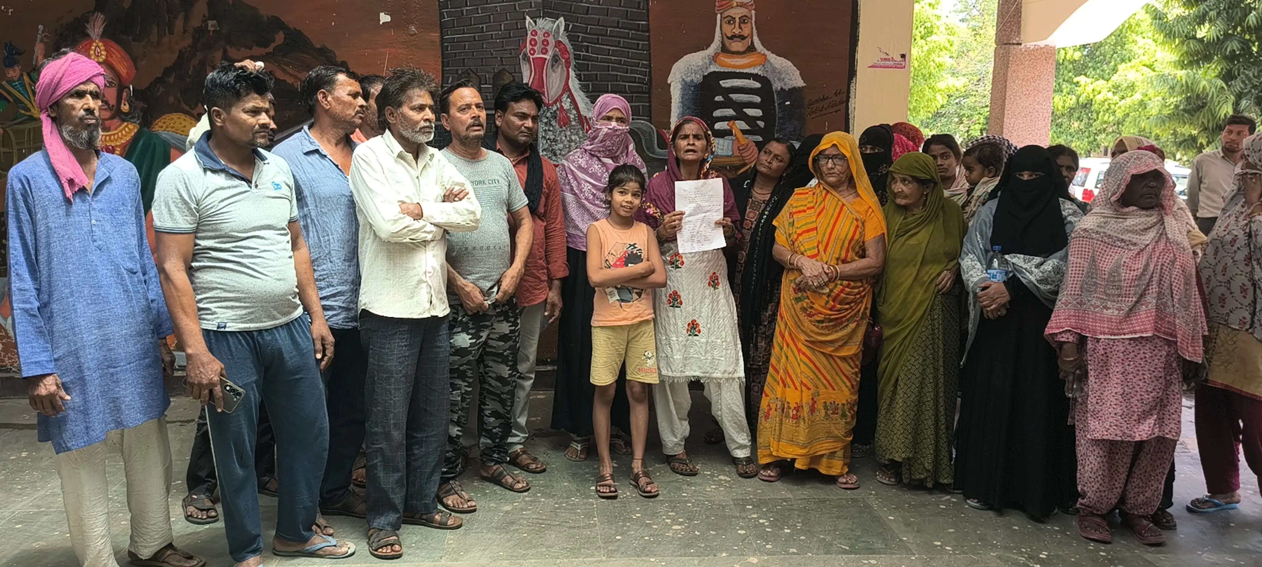 कांशीराम कालोनी में गहराया पेयजल संकट, दो किलोमीटर दूर से लाना पड़ रहा पानी