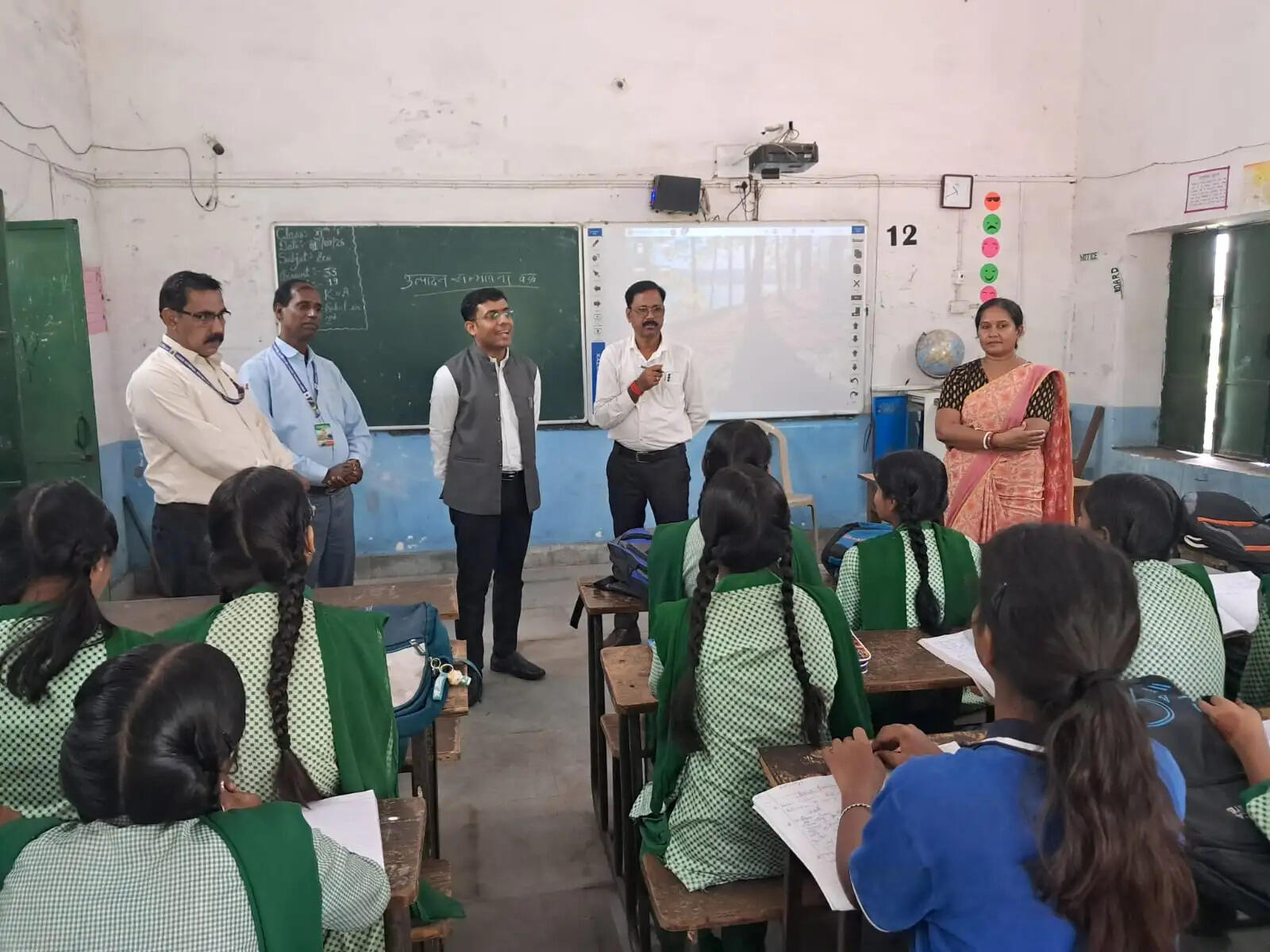 एनईपी पखवाड़ा : डीडीसी ने सीएम स्कूल ऑफ एक्सीलेंस का किया निरीक्षण, गतिविधि आधारित शिक्षण पर दिया जोर