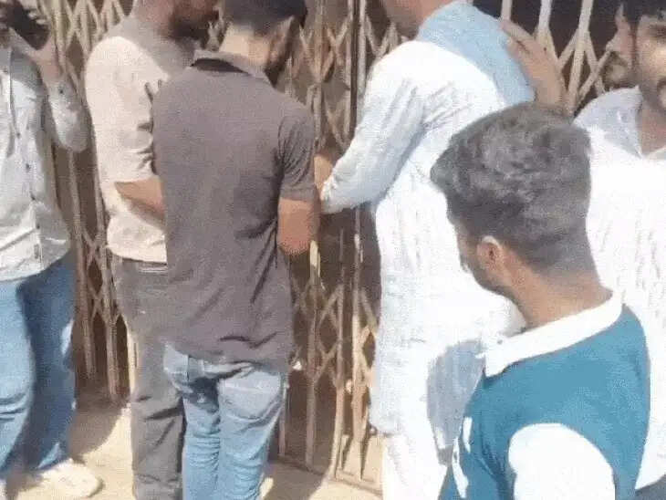 बिजली कर्मचारी को करंट लगने पर विधायक रविंद्र सिंह भाटी का धरना, बोले—न्याय मिलने तक नहीं हटेंगे