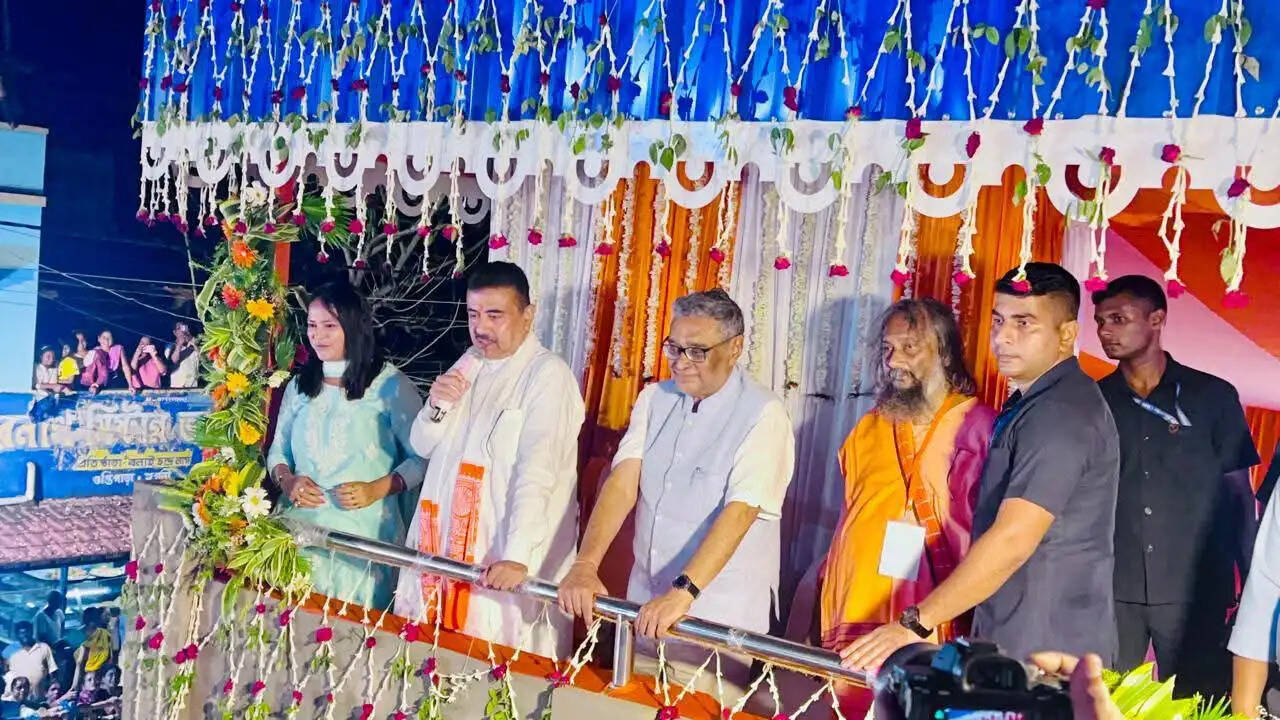 गुप्तीपाड़ा में सदियों पुरानी 'भंडार लूट' परंपरा, मुख्यमंत्री शुभेंदु अधिकारी हुए शामिल