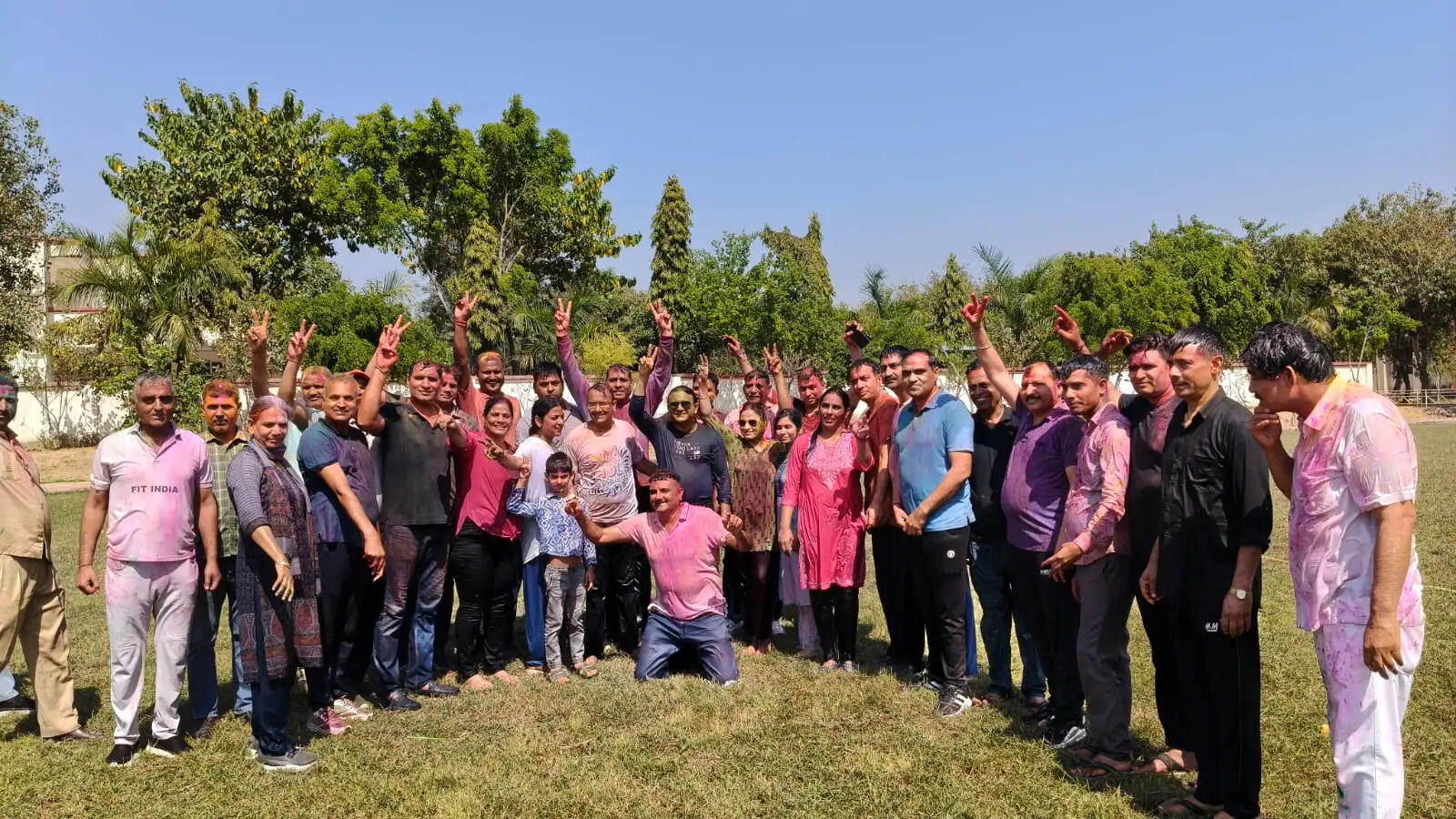 पलवल: पुलिस लाइन में होली मिलन समारोह: डीसी व एसपी ने पुलिस कर्मियों संग बांटे रंगों के रंग