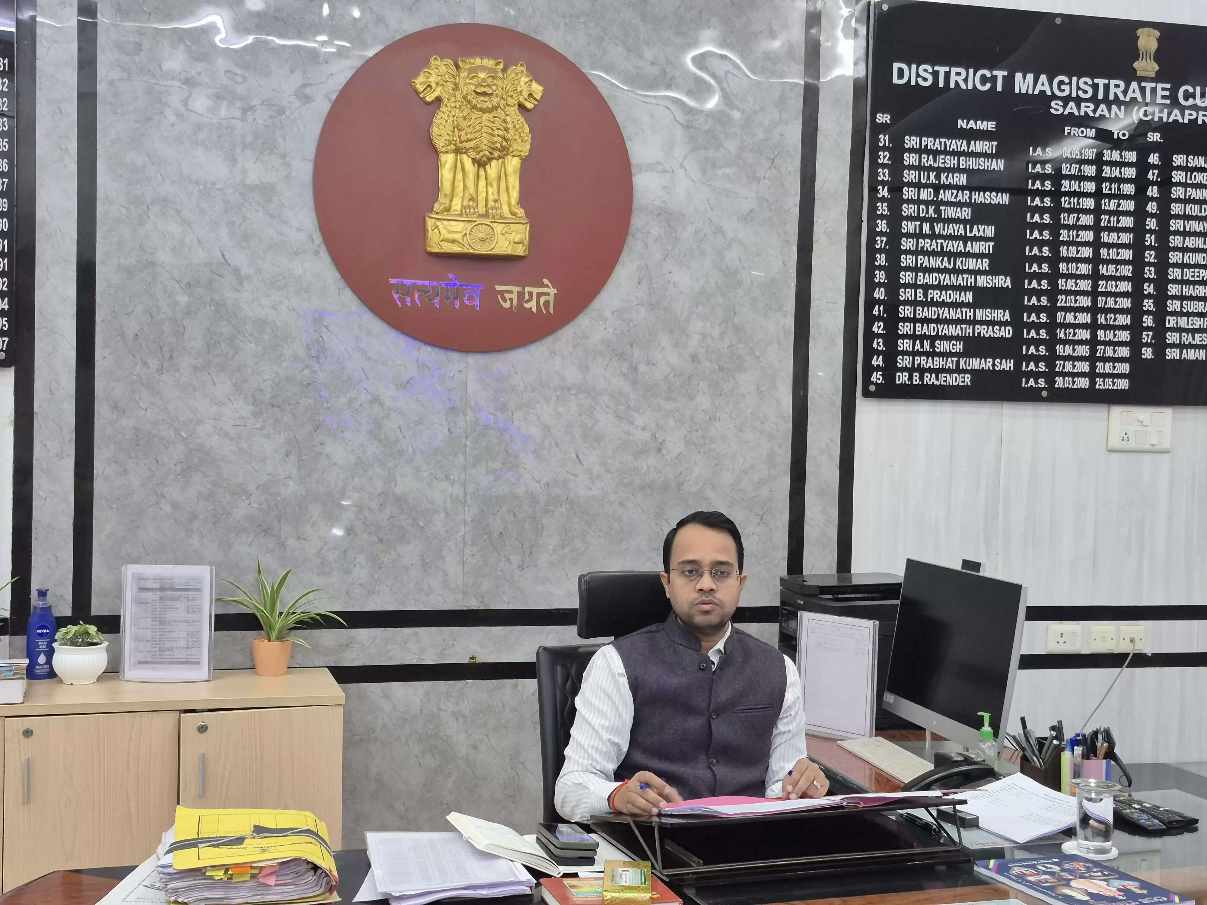 डीएम ने मुख्यमंत्री की योजनाओं के क्रियान्वयन में समयबद्ध प्रगति लाने का दिया आदेश