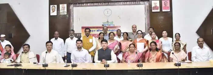कलेक्टर ने 16 सेवानिवृत्त कर्मियों को सम्मानित कर पेंशन भुगतान आदेश प्रदान किया