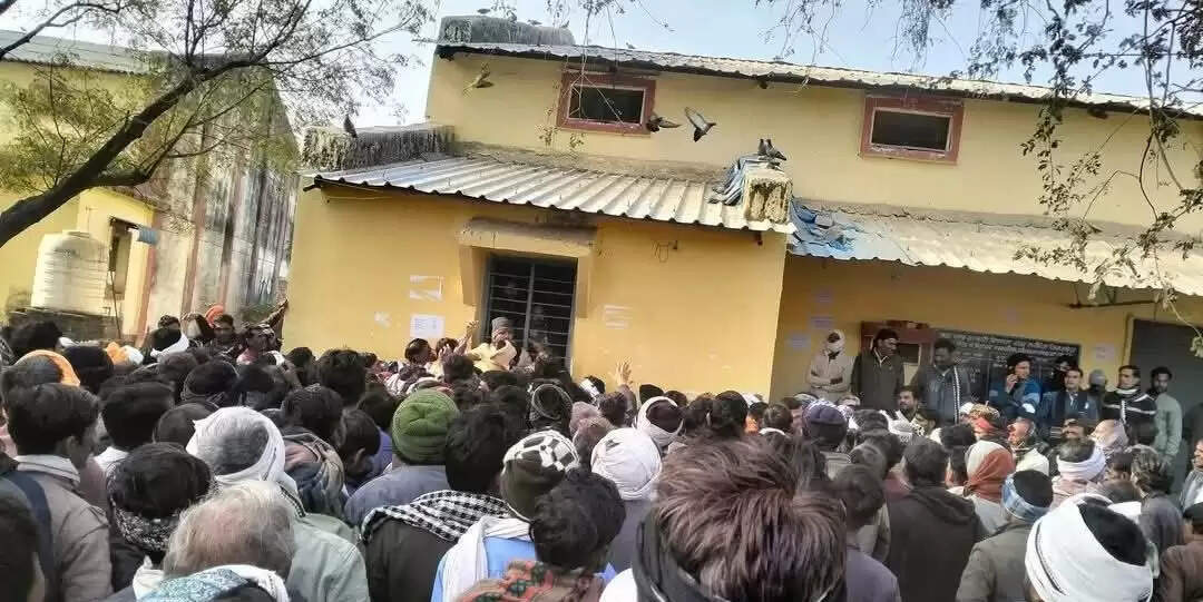 श्योपुर: खाद के लिए घंटों लाइन में लगने के बाद भी खाली हाथ लौटे किसान