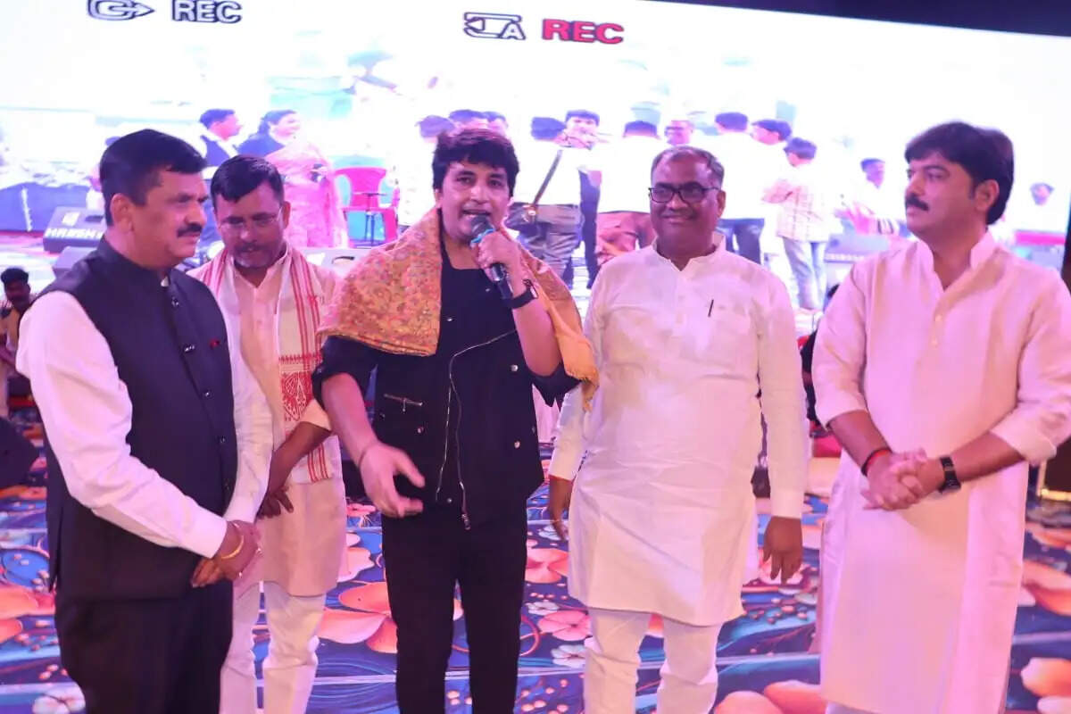 जौनपुर महोत्सव के दूसरे दिन सांस्कृतिक कार्यक्रमों की धूम, भोजपुरी कलाकारों ने बांधा समां