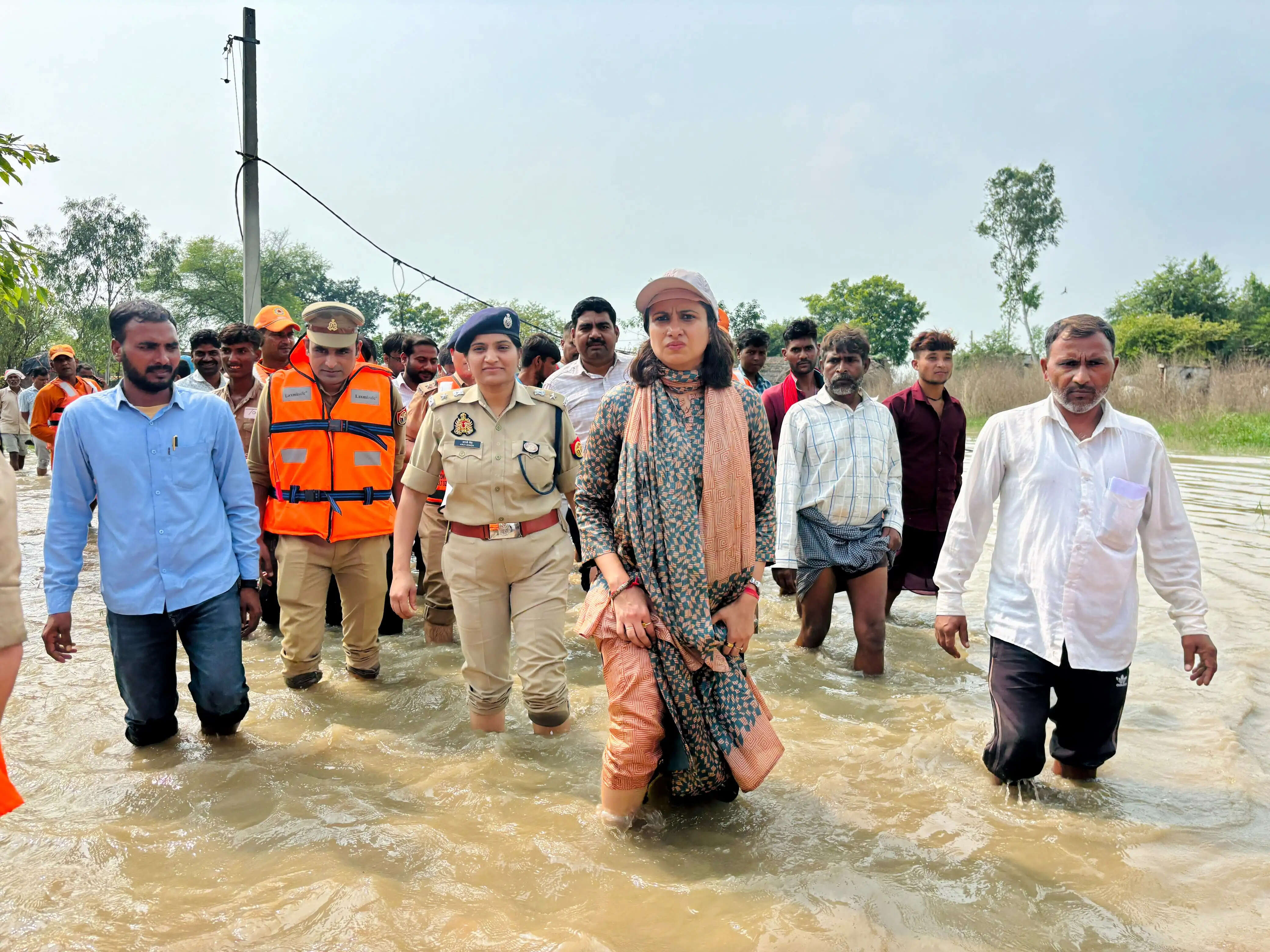 खतरे के निशान से 5 सेमी ऊपर पहुंचा गंगा नदी का जलस्तर,डीएम एसपी ने लिया जायजा
