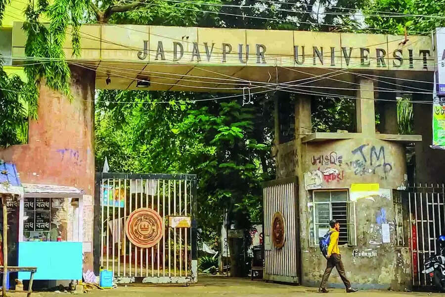 जादवपुर विश्वविद्यालय में ‘वीर सावरकर जयंती’ मनाने की पहल, अनुमति के लिए कुलपति को एबीवीपी ने लिखा पत्र