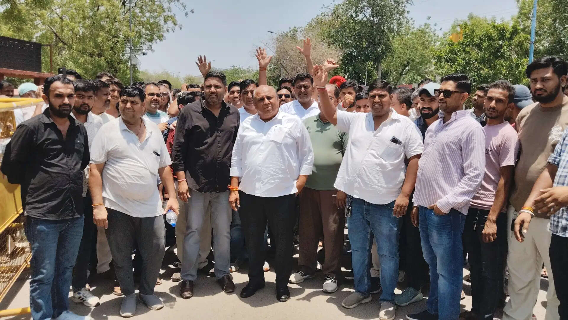 शराब ठेकेदारों ने पुलिस कमिश्नर के खिलाफ खोला मोर्चा