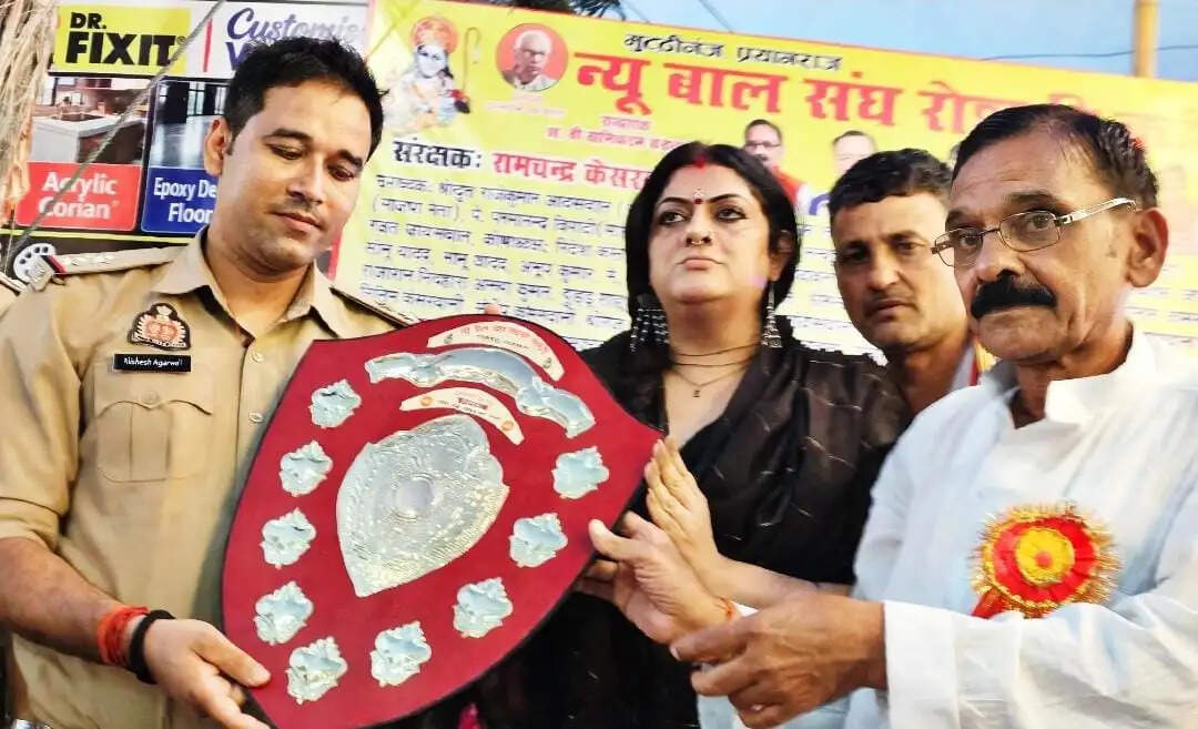 प्रयागराज के मुट्ठीगंज की रोशनी प्रतियोगिता देखने काे उमड़ा जनसैलाब, रंग-बिरंगी रोशनी से जगमगाईं सड़कें