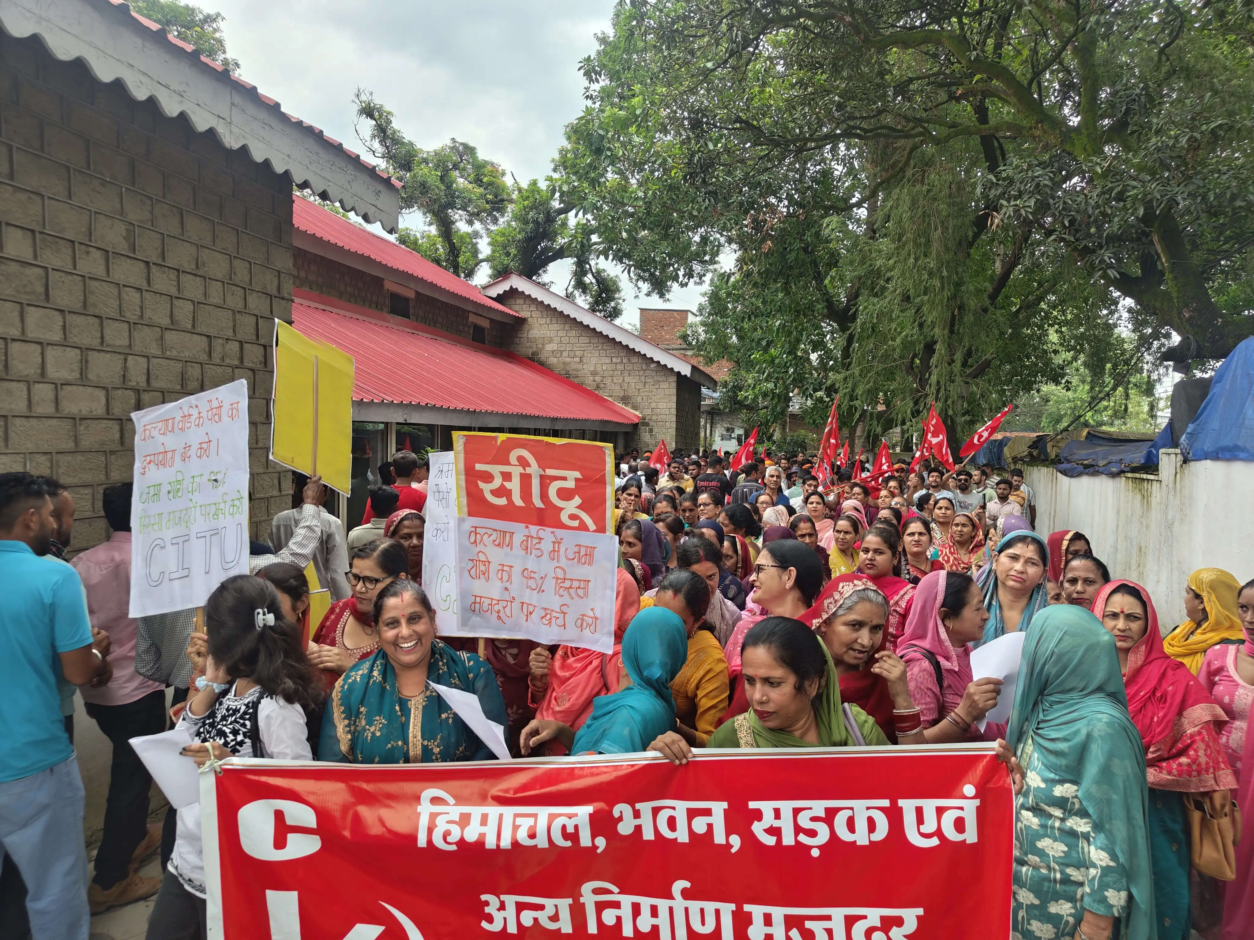 मजदूरों ने किया श्रम कल्याण बोर्ड का घेराव किया, 15 अगस्त से लंबित दावों के भुगतान का आश्वासन