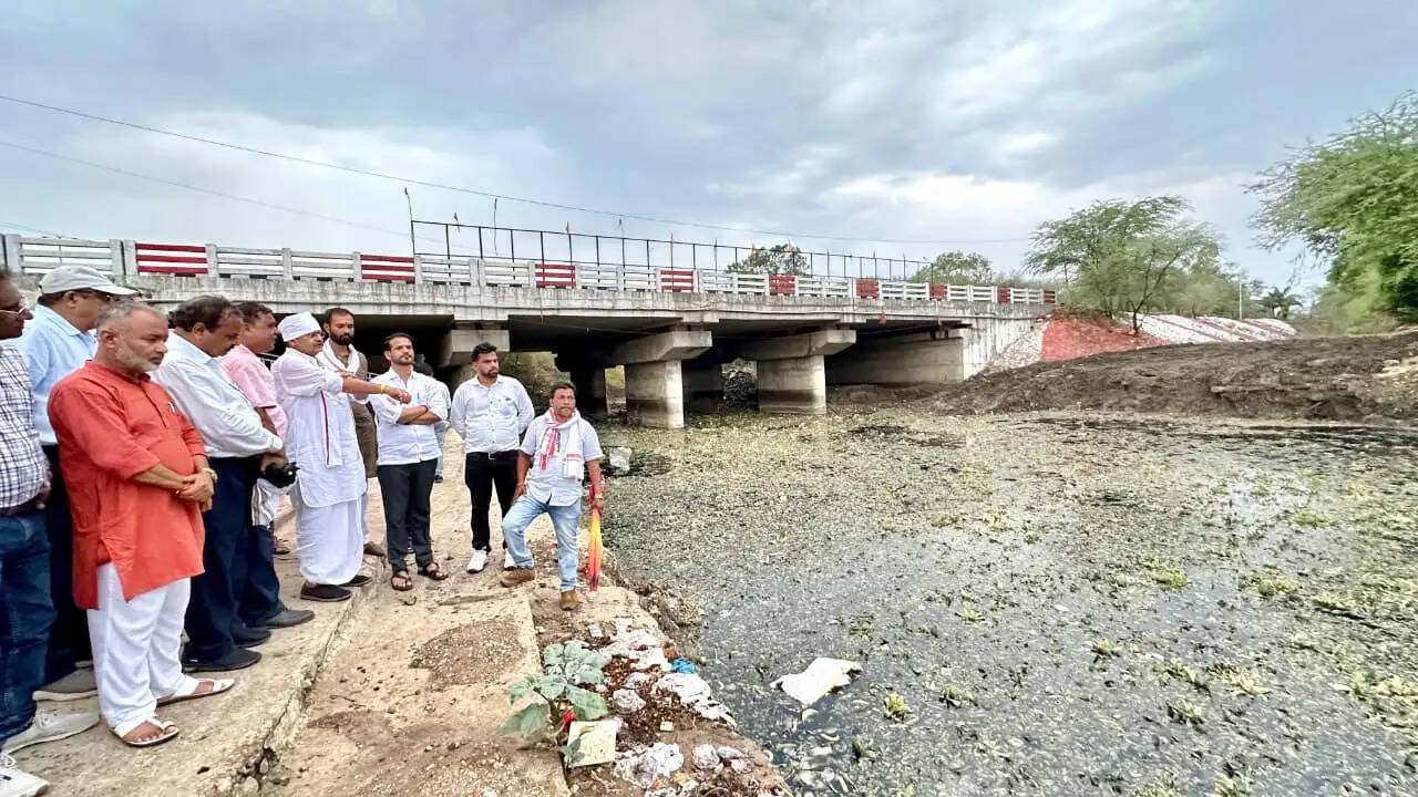 सागर : बड़ी नदी के गहरीकरण एवं सफाई कार्य का विधायक शैलेन्द्र जैन ने किया निरीक्षण