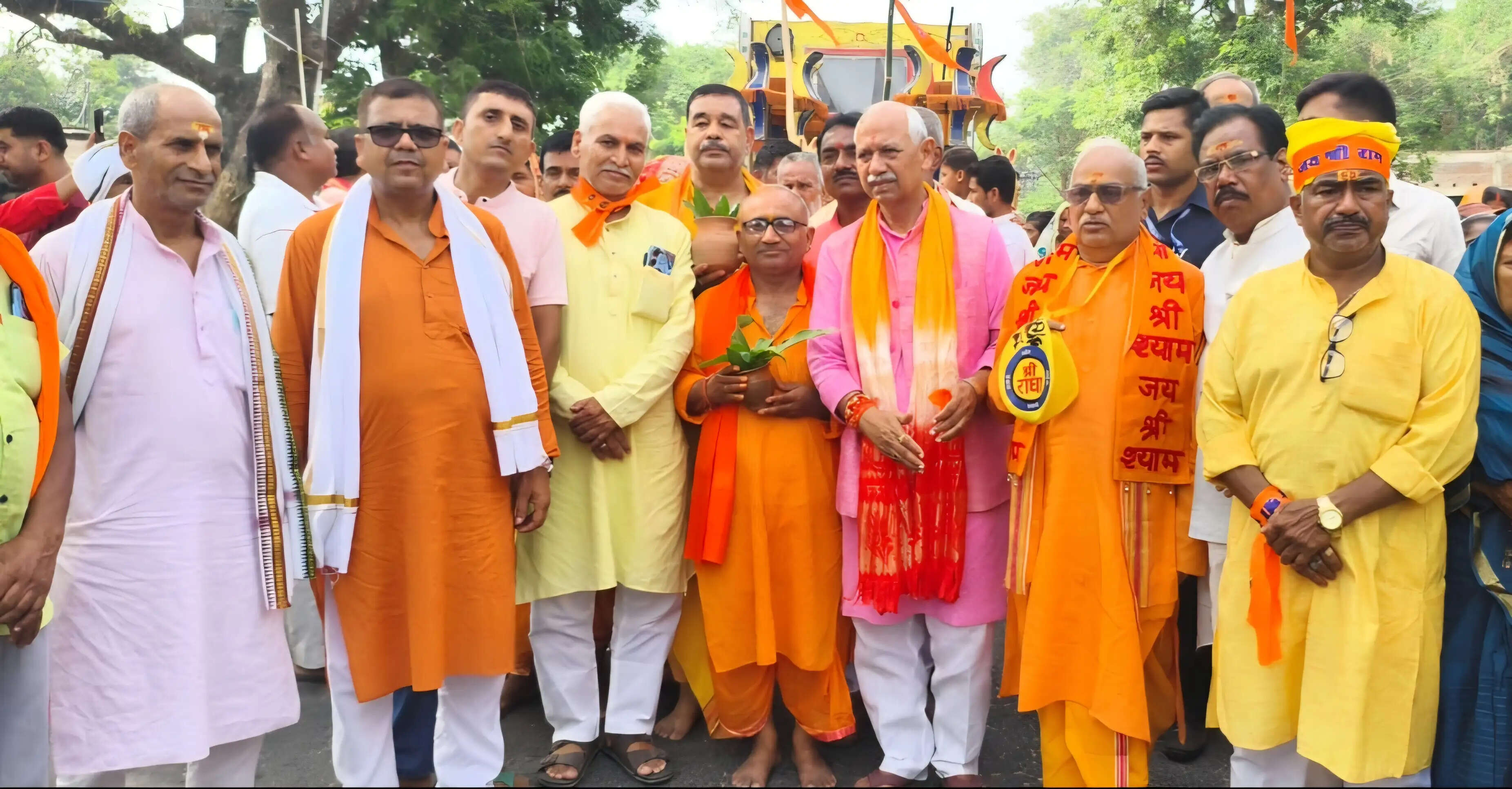 कलश यात्रा के साथ धार्मिक अनुष्ठान में शामिल हुए सांसद जनार्दन सिंह सिग्रीवाल