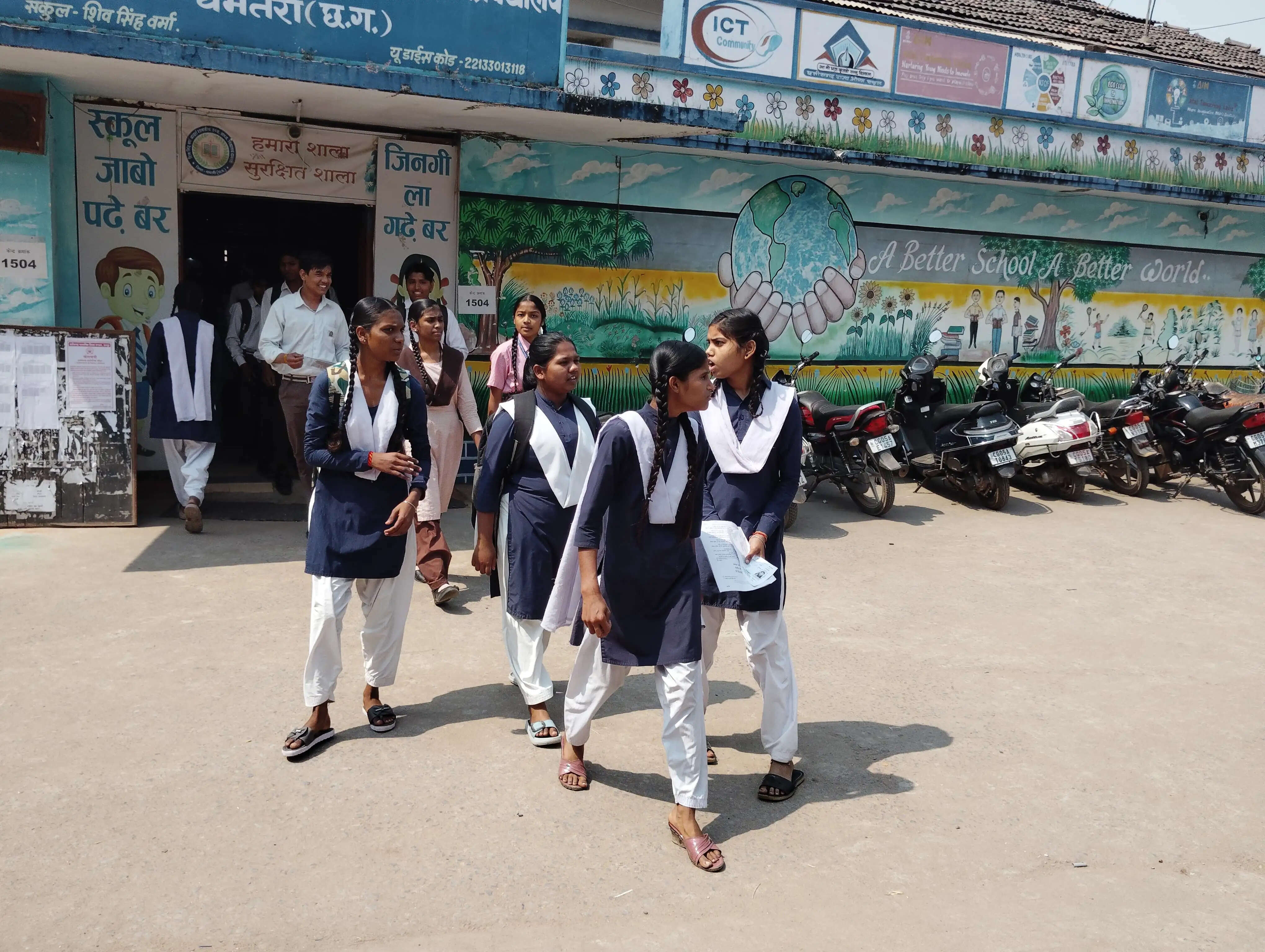 हिंदी के पर्चे के साथ 10वीं की परीक्षा शुरू, पहले प्रश्न पत्र में 151 छात्र रहे अनुपस्थित