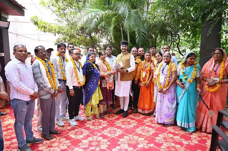 भोपालः वैष्णो देवी जाएंगे बुजुर्ग श्रद्धालु, मंत्री सारंग ने लाभार्थियों को बांटे यात्रा टिकट