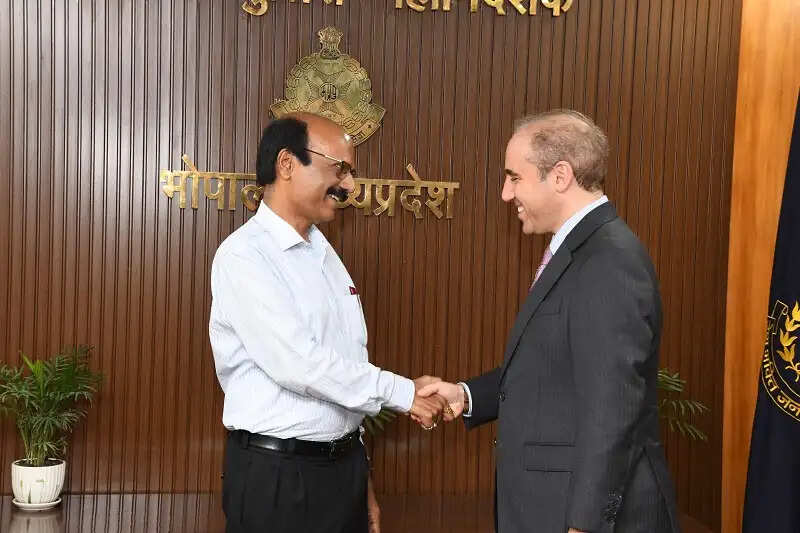 नीदरलैंड के कॉन्सुल जनरल ने मप्र के डीजीपी कैलाश मकवाणा से की शिष्टाचार भेंट