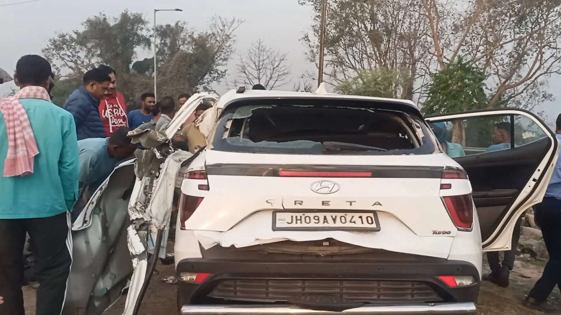 बोकारो में ट्रक-कार की टक्कर में एक व्यक्ति की मौत, एक अन्य गंभीर रूप से घायल