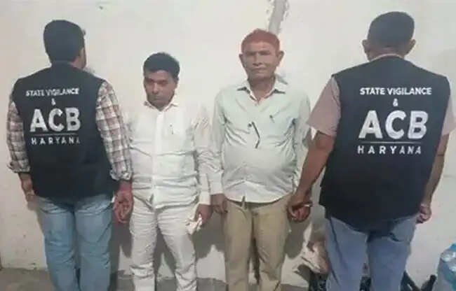 सोनीपत में वक्फ बोर्ड के एस्टेट ऑफिसर और रेंट क्लर्क तीन लाख रिश्वत लेते गिरफ्तार